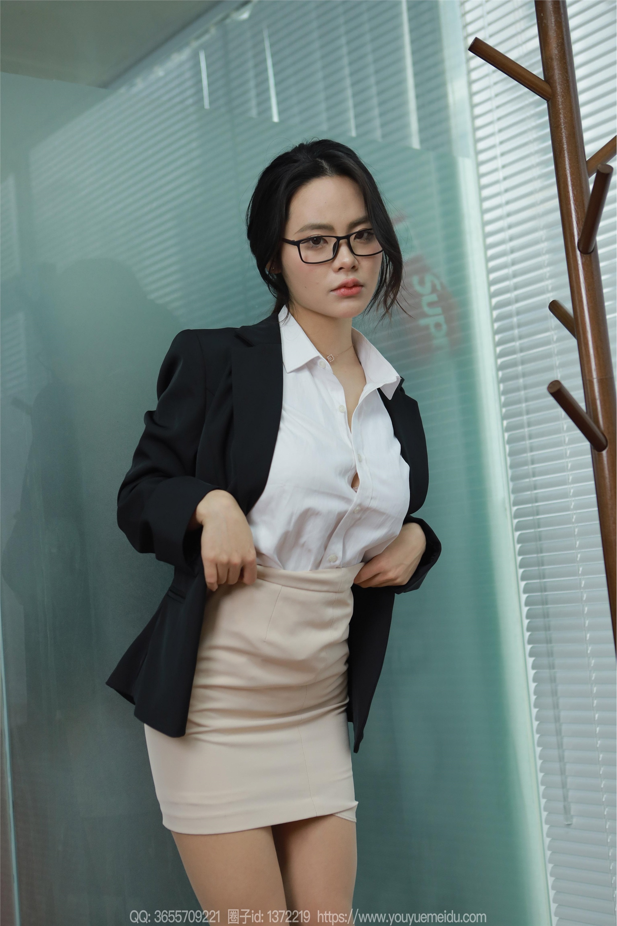 IESS异思趣向  2024.03.24 丝享家 1697 兔兔《眼镜辣兔》